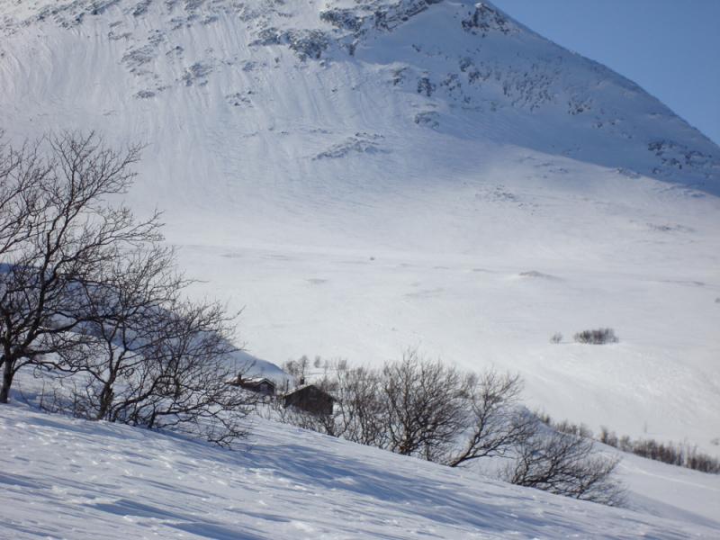 Lita hytte og stort fjell